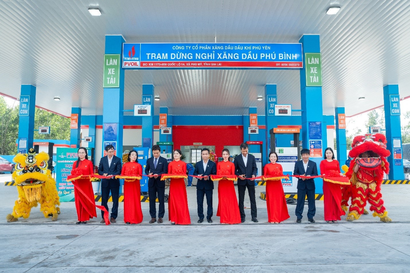 Đại diện Tổng công ty PVOIL, lãnh đạo PVOIL Phú Yên cùng đối tác cắt băng khai trương Trạm dừng nghỉ xăng dầu Phú Bình