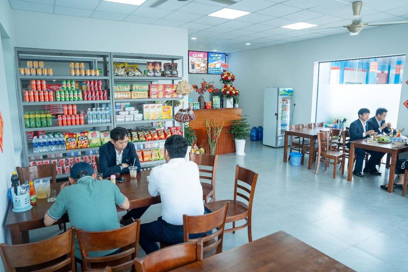 Khu dịch vụ ăn uống đầy đủ tiện ích đáp ứng nhu cầu dừng nghỉ của lái xe đường dài.