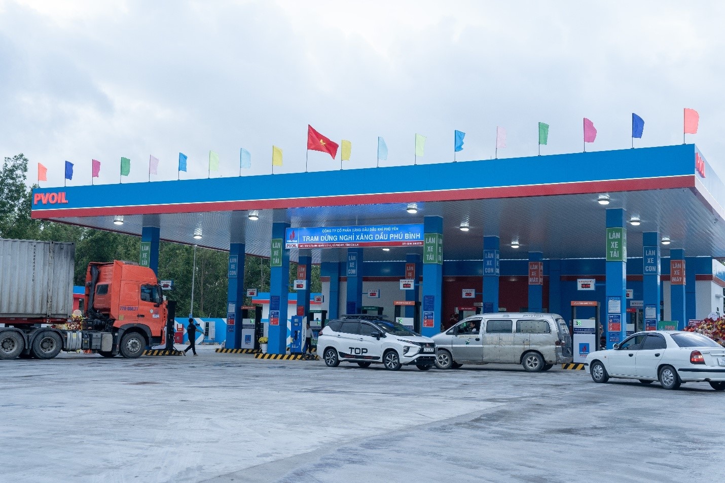 Trạm dừng nghỉ xăng dầu Phú Bình nằm trên quốc lộ 1A, trục giao thông huyết mạch nối liền Bắc – Nam.