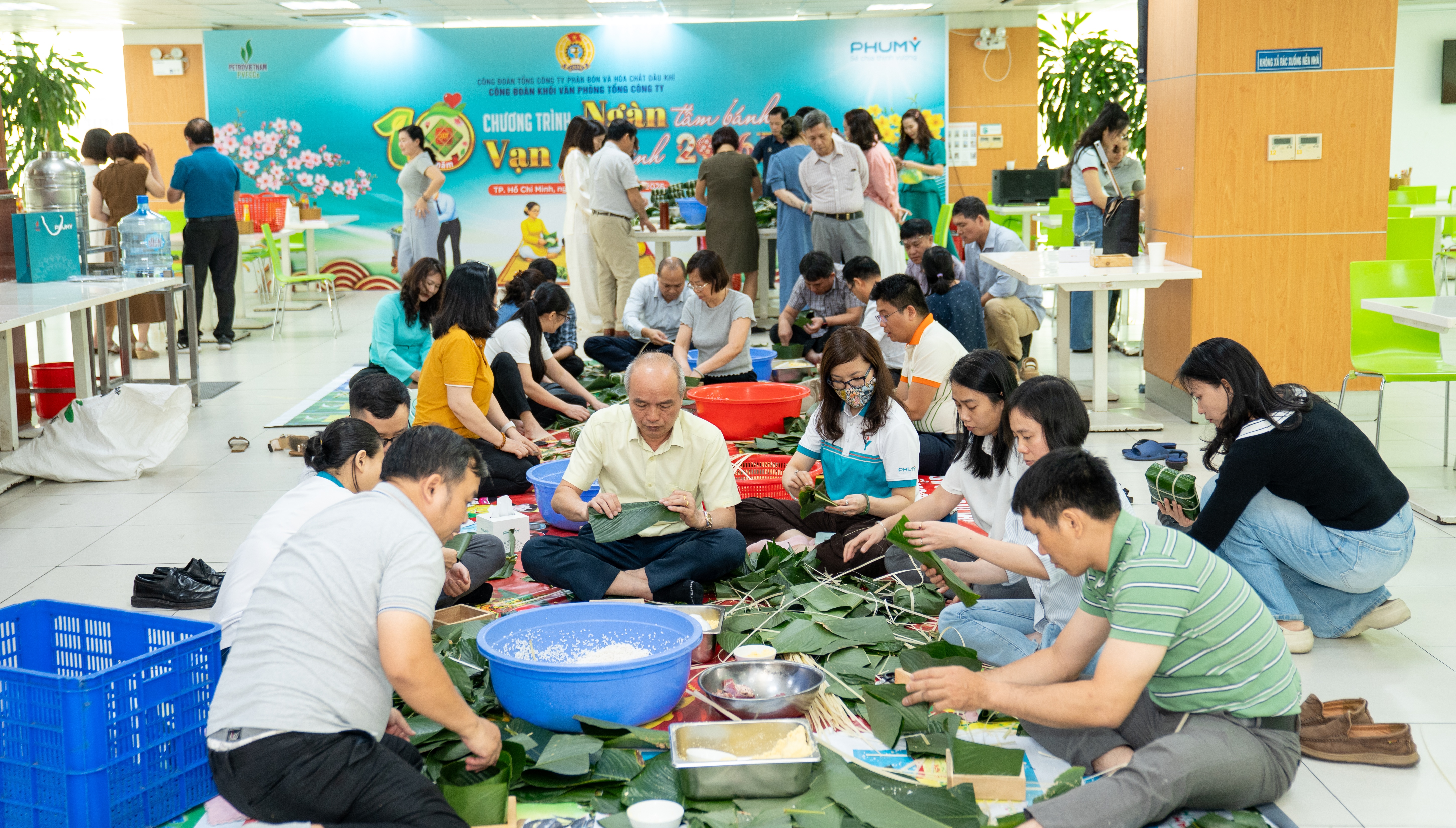 [P-Magazine] B&aacute;nh chưng xanh mang nghĩa t&igrave;nh PVFCCo - Ph&uacute; Mỹ đến với cảnh đời neo đơn