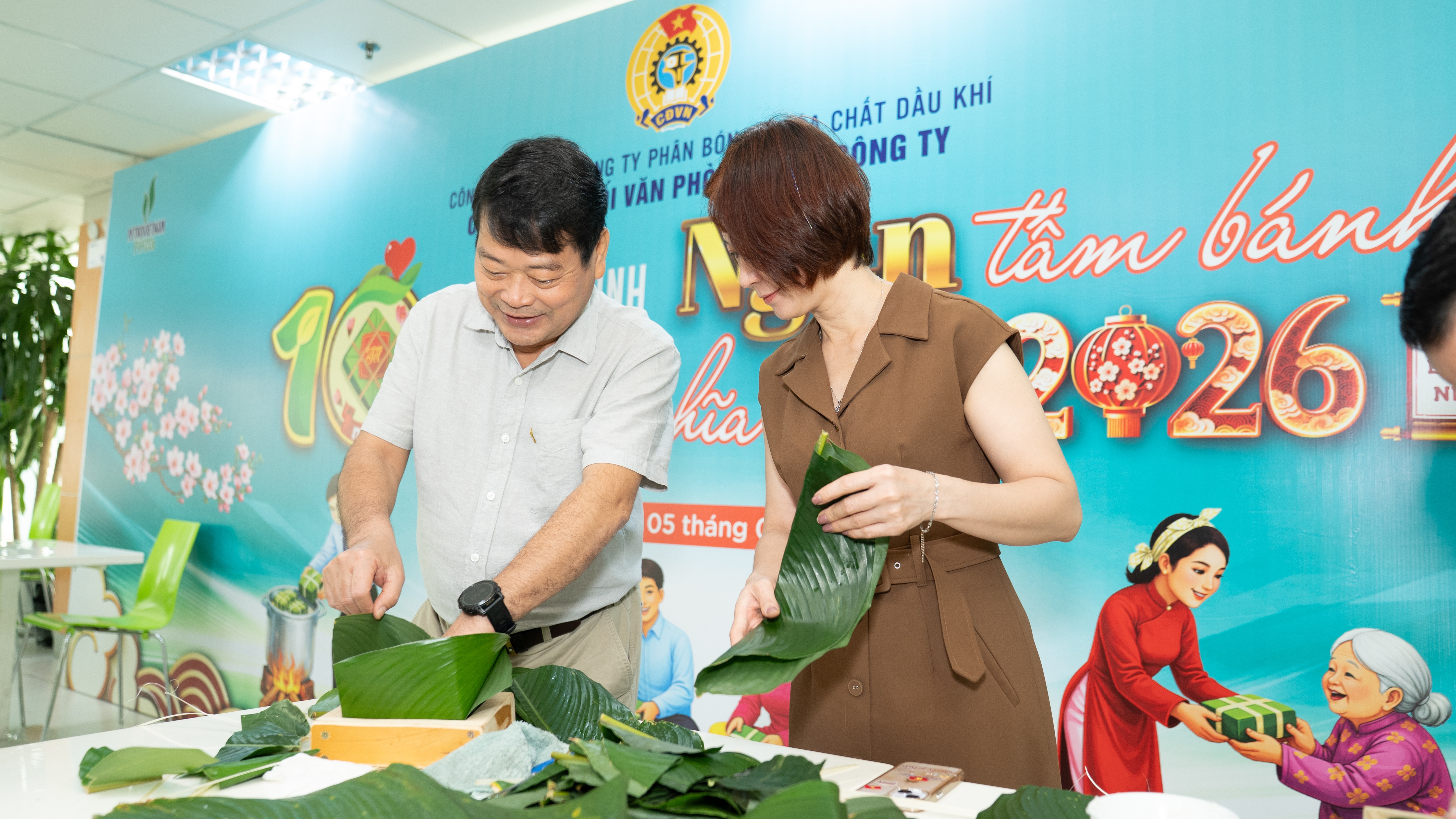 [P Magazine] B&aacute;nh chưng xanh mang nghĩa t&igrave;nh PVFCCo - Ph&uacute; Mỹ đến với cảnh đời neo đơn