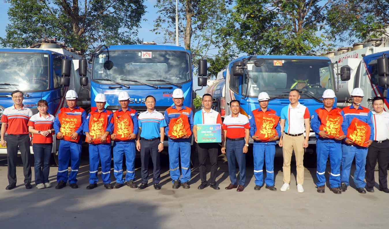 Lãnh đạo, Công đoàn PVOIL thăm, chúc Tết người lao động khu vực Tây Nam bộ