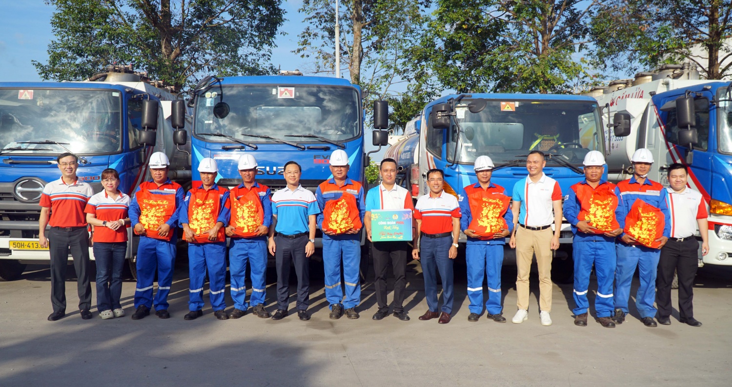 Đoàn công tác trao quà Tết đến các tài xế PVOIL Trans Đoàn công tác trao quà Tết đến các tài xế PVOIL Trans