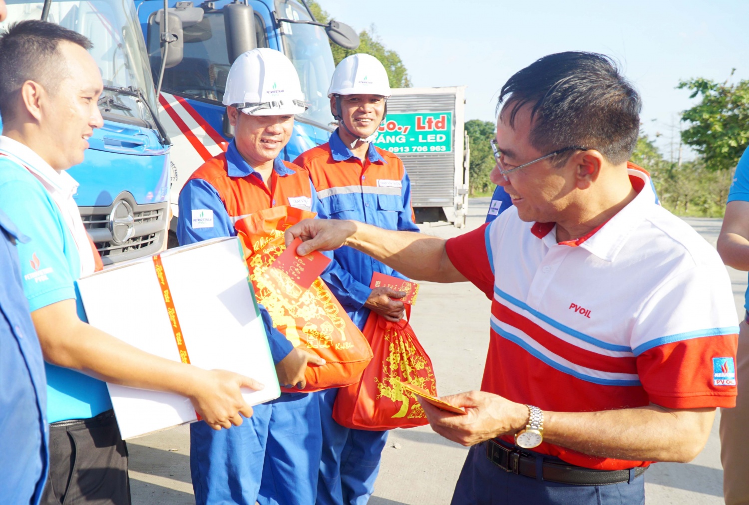 Ông Lê Văn Nghĩa – Thành viên HĐQT PVOIL lì xì Tết cho người lao động PVOIL Trans Ông Lê Văn Nghĩa – Thành viên HĐQT PVOIL lì xì Tết cho người lao động PVOIL Trans