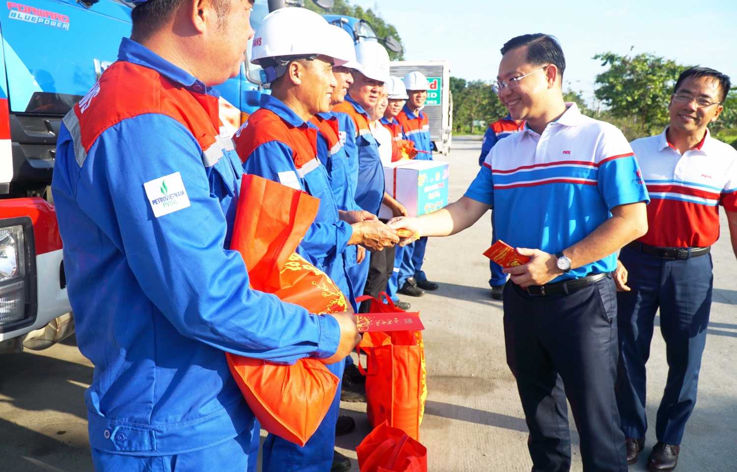 Ông Mai Xuân Hải – Chủ tịch Công đoàn PVOIL lì xì Tết cho người lao động PVOIL Trans Ông Mai Xuân Hải – Chủ tịch Công đoàn PVOIL lì xì Tết cho người lao động PVOIL Trans