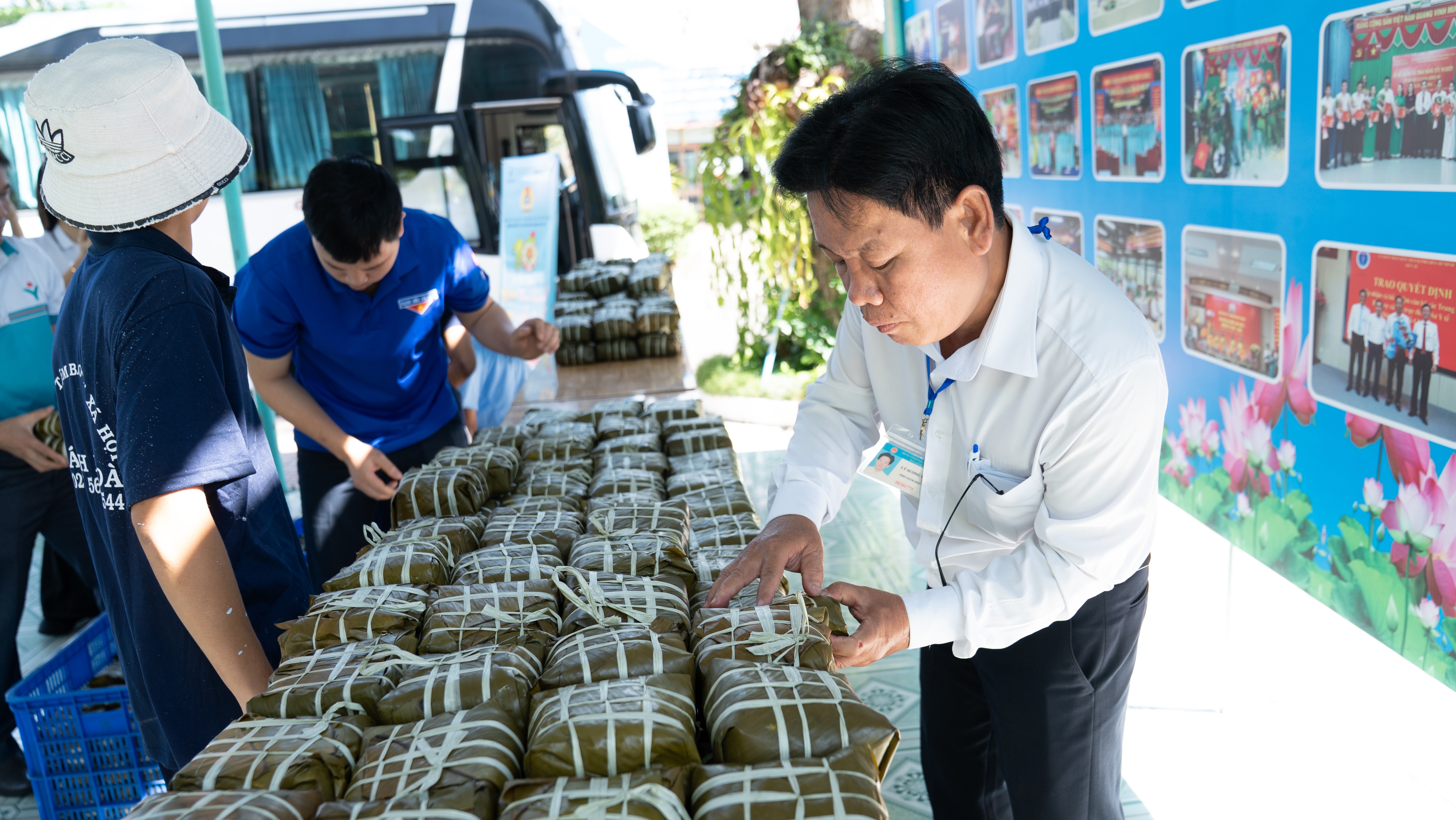 [P Magazine] B&aacute;nh chưng xanh mang nghĩa t&igrave;nh PVFCCo - Ph&uacute; Mỹ đến với cảnh đời neo đơn