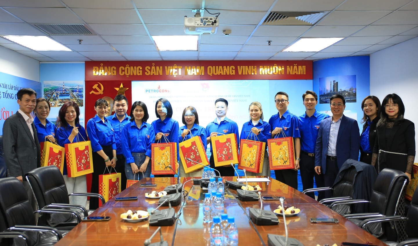Đoàn Thanh niên Petrovietnam thăm, tặng quà Tết cho đoàn viên, thanh niên PETROCONs