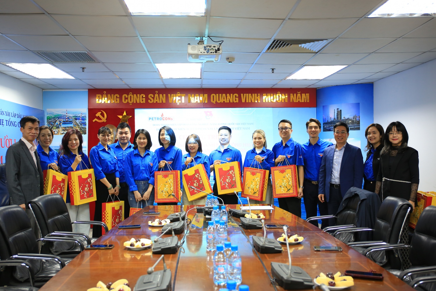 Đoàn Thanh niên Petrovietnam thăm, tặng quà Tết cho đoàn viên thanh niên PetroCons Đoàn Thanh niên Petrovietnam thăm, tặng quà Tết cho đoàn viên, thanh niên PETROCONs