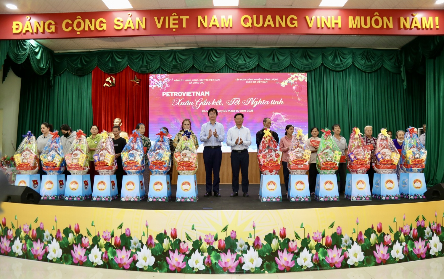 Petrovietnam sẻ chia hơi ấm Tết với các phường, xã khó khăn TP HCM