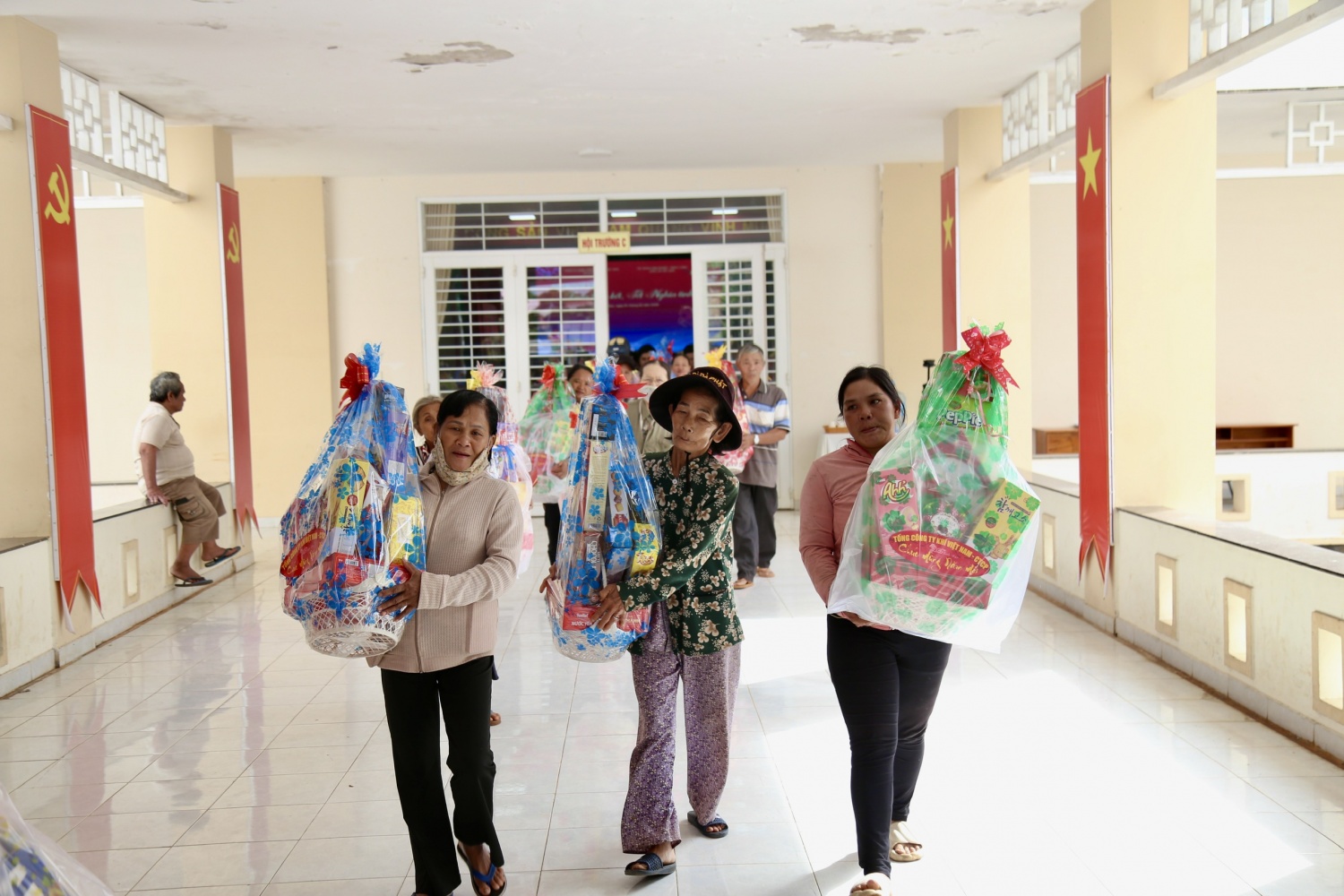 Petrovietnam sẻ chia hơi ấm Tết với các phường, xã khó khăn TP HCM