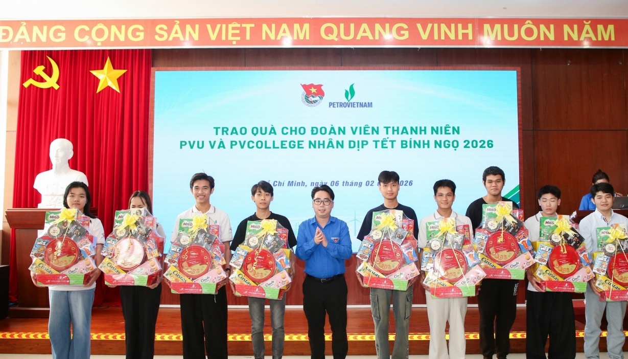 Ấm áp chương trình trao quà Tết cho học sinh - sinh viên dầu khí, năng lượng tại TP Hồ Chí Minh