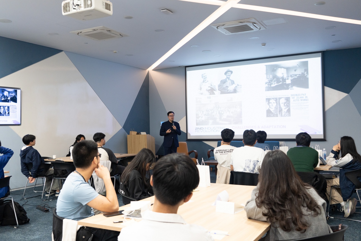 "Code Câu Cơm 2026": Người trẻ tiếp cận công nghệ từ tư duy đến thực tiễn