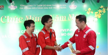 [VIDEO] PVEP động viên người lao động làm việc trên giàn FPU Đại Hùng 01 dịp Tết
