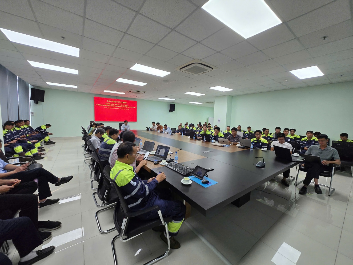 Đảng bộ Petrovietnam tham dự Hội nghị học tập, triển khai Nghị quyết Đại hội XIV của Đảng Đảng bộ Petrovietnam tham dự Hội nghị học tập, triển khai Nghị quyết Đại hội XIV của Đảng