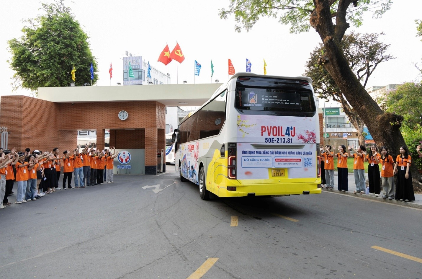 Những chuyến xe lăn bánh mang theo sự háo hức, nỗi nhớ nhà của các em và niềm mong mỏi, hạnh phúc của cha mẹ khi được gặp lại các con trong ngày Tết đoàn viên. Những chuyến xe lăn bánh mang theo sự háo hức, nỗi nhớ nhà của các em và niềm mong mỏi, hạnh phúc của cha mẹ khi được gặp lại các con trong ngày Tết đoàn viên.