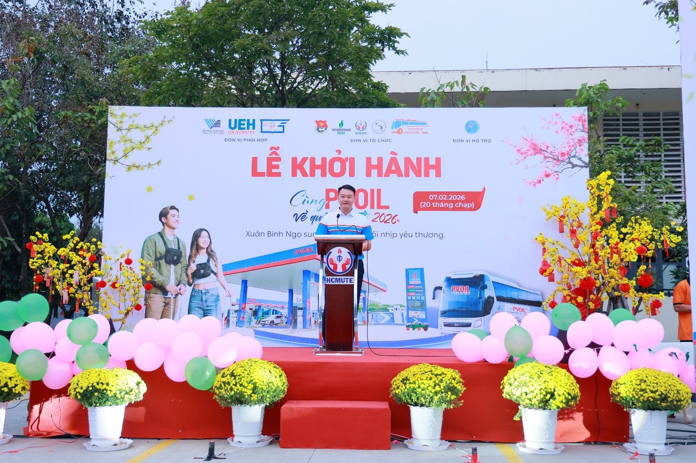 Ông Lê Trung Hưng - Phó Tổng Giám đốc PVOIL phát biểu tại Lễ khởi hành “Cùng PVOIL về quê đón Tết” 2026. Ông Lê Trung Hưng - Phó Tổng Giám đốc PVOIL phát biểu tại Lễ khởi hành “Cùng PVOIL về quê đón Tết” 2026.