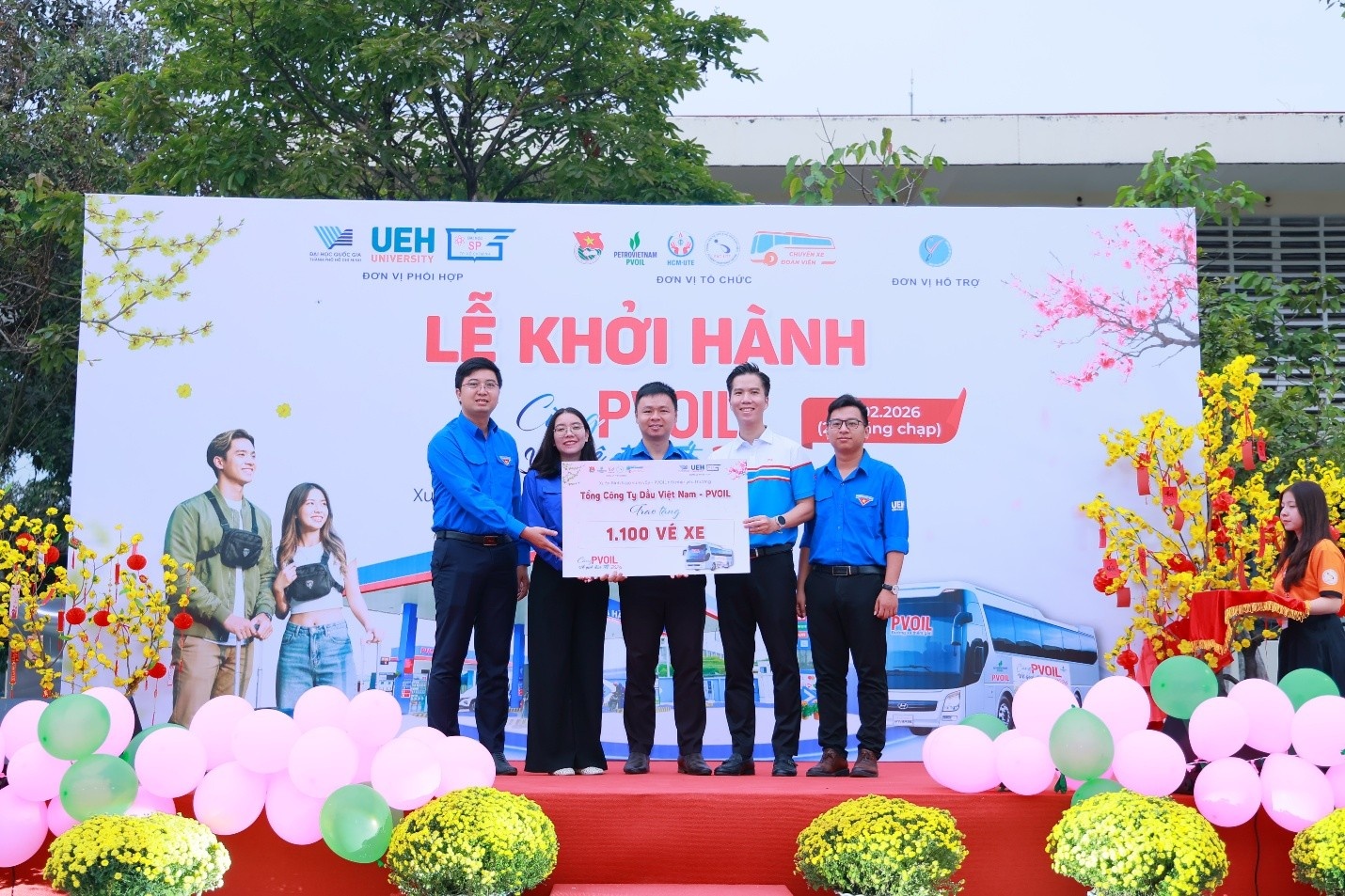 Bí thư Đoàn thanh niên Tổng công ty Đỗ Thế Vinh trao bảng tài trợ tượng trưng từ PVOIL cho các đơn vị tham gia chương trình. Bí thư Đoàn thanh niên Tổng công ty Đỗ Thế Vinh trao bảng tài trợ tượng trưng từ PVOIL cho các đơn vị tham gia chương trình.