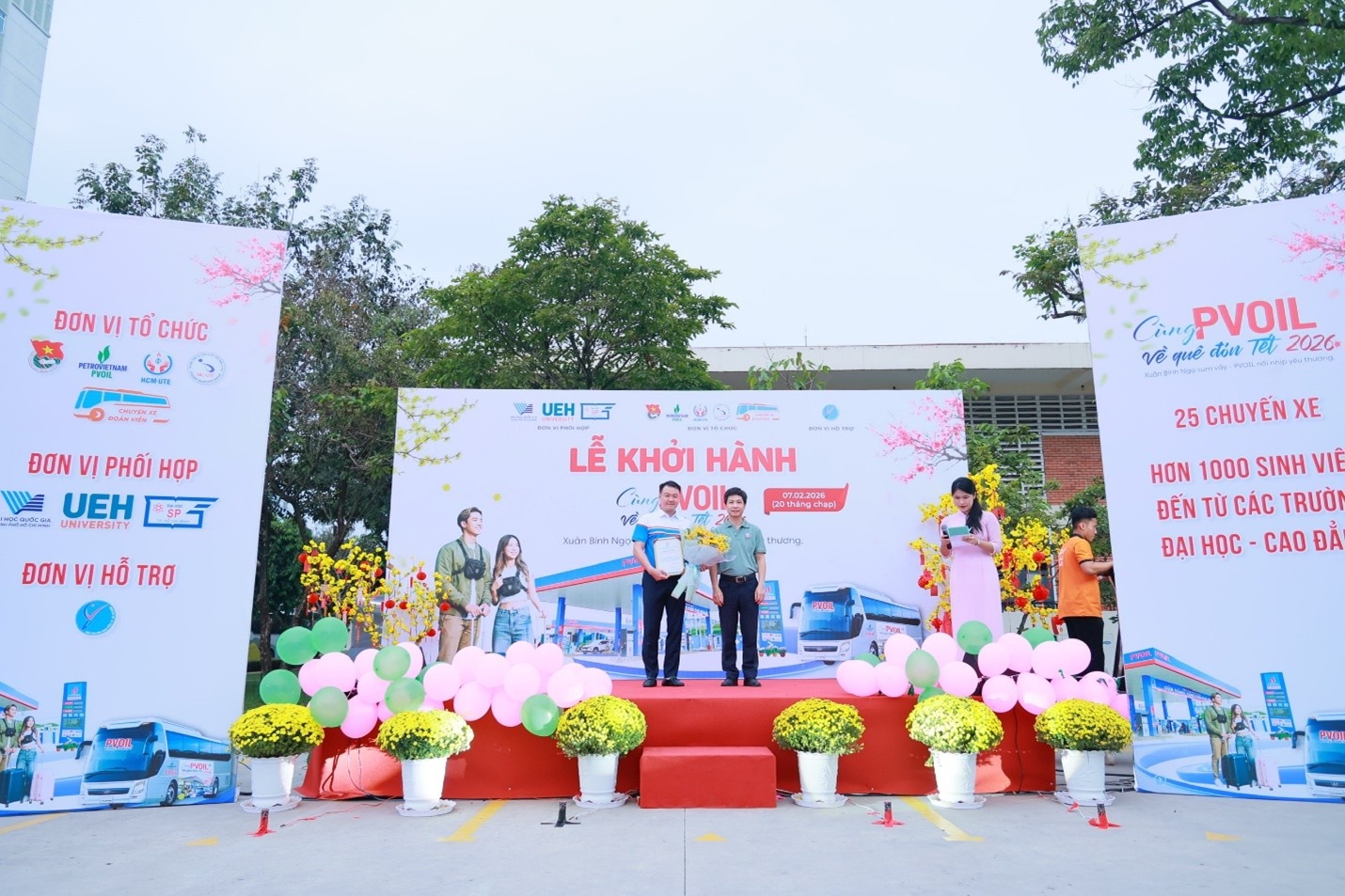 Phó Hiệu trưởng Trường ĐH Công nghệ Kỹ thuật TP.HCM trao hoa và thư cảm ơn cho Phó TGĐ Lê Trung Hưng. Phó Hiệu trưởng Trường ĐH Công nghệ Kỹ thuật TP.HCM trao hoa và thư cảm ơn cho Phó TGĐ Lê Trung Hưng.