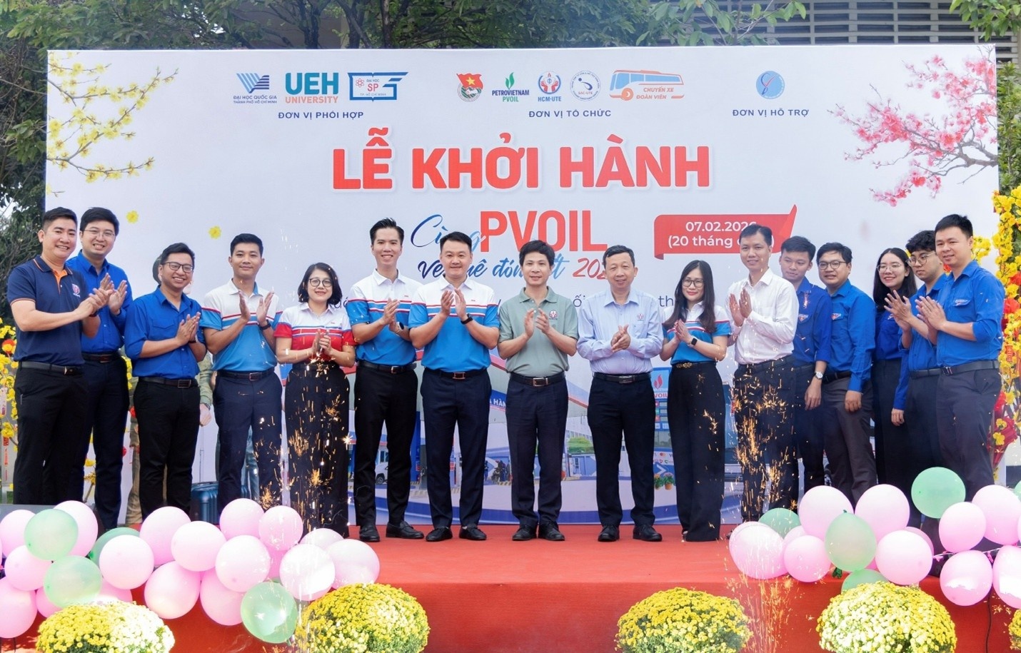 Ông Lê Trung Hưng, ông Đỗ Thế Vinh chụp ảnh lưu niệm cùng đại diện các trường ĐH tham gia chương trình. Ông Lê Trung Hưng, ông Đỗ Thế Vinh chụp ảnh lưu niệm cùng đại diện các trường ĐH tham gia chương trình.