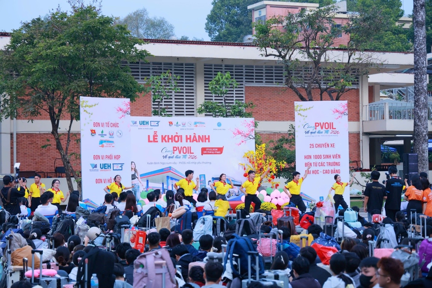 Không khí được hâm nóng bởi các tiết mục văn nghệ chào Xuân. Không khí được hâm nóng bởi các tiết mục văn nghệ chào Xuân.