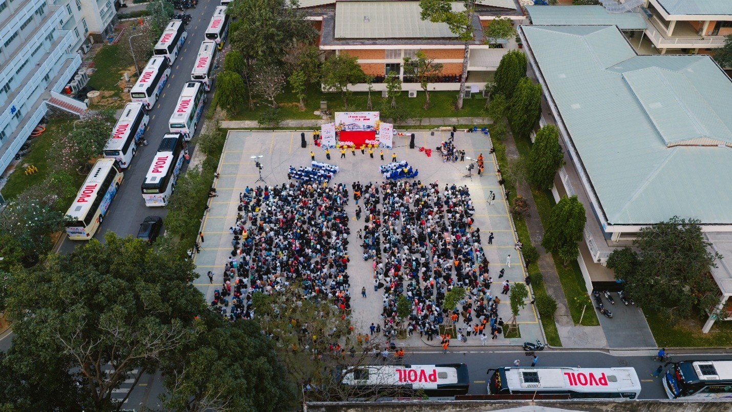 Toàn bộ chi phí thuê phương tiện và suất ăn trong hành trình do PVOIL tài trợ. Toàn bộ chi phí thuê phương tiện và suất ăn trong hành trình do PVOIL tài trợ.