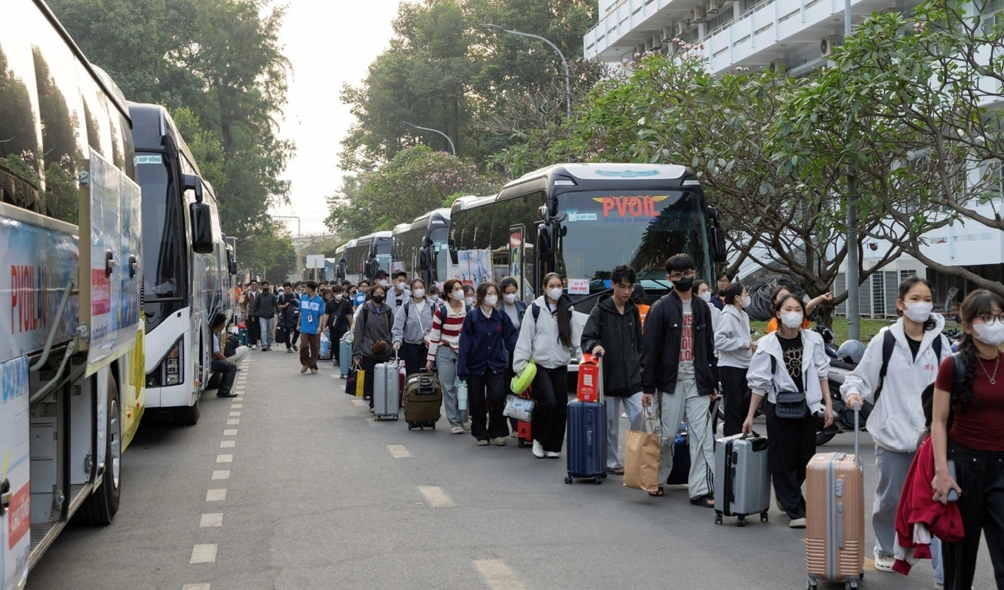 PVOIL tổ chức 25 chuyến xe miễn phí đưa hơn 1.000 sinh viên từ TP HCM về quê đón Tết