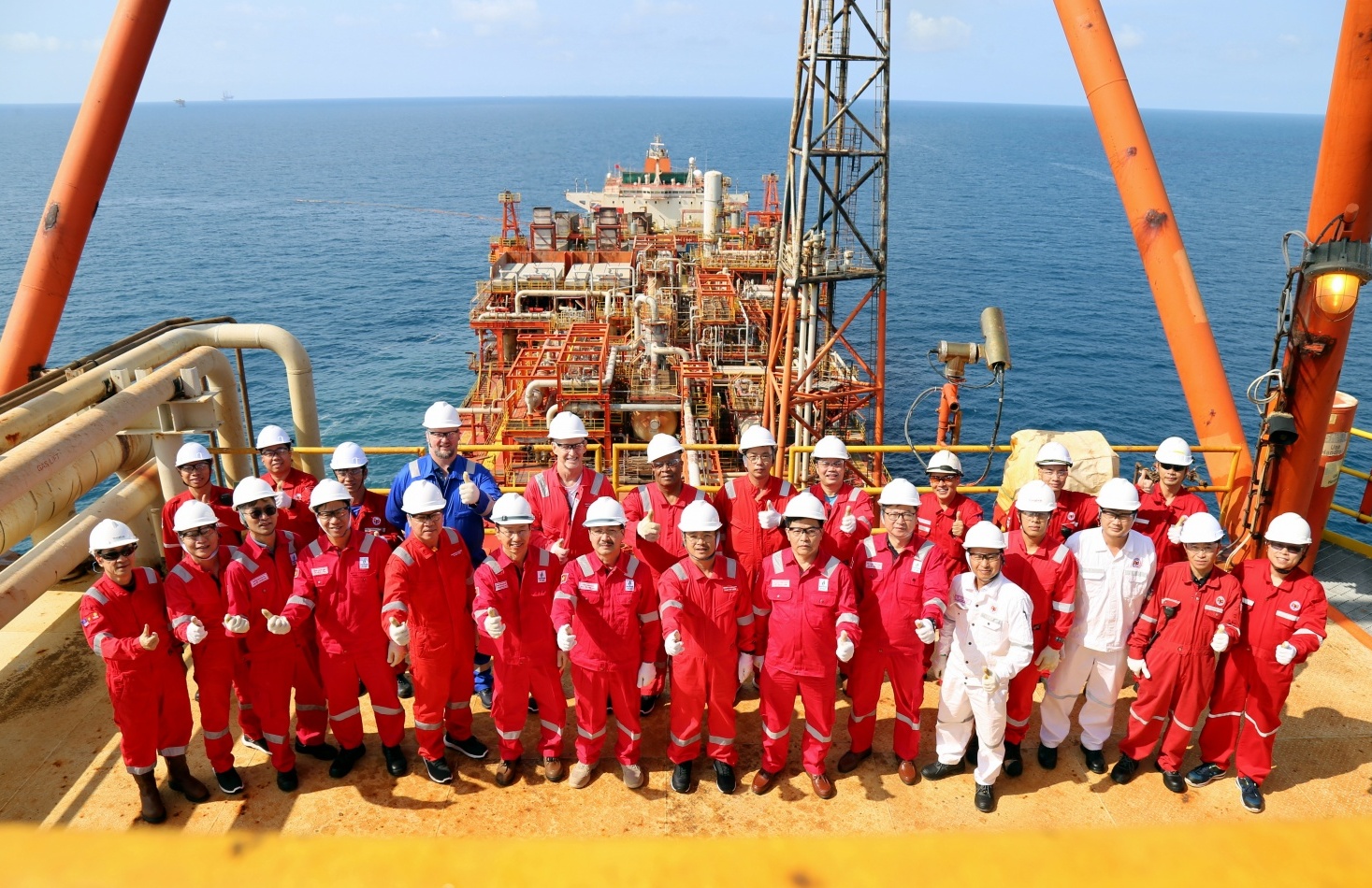 Đoàn công tác PVEP chúc Tết người lao động trên tàu FPSO ARMADA và giàn THOR