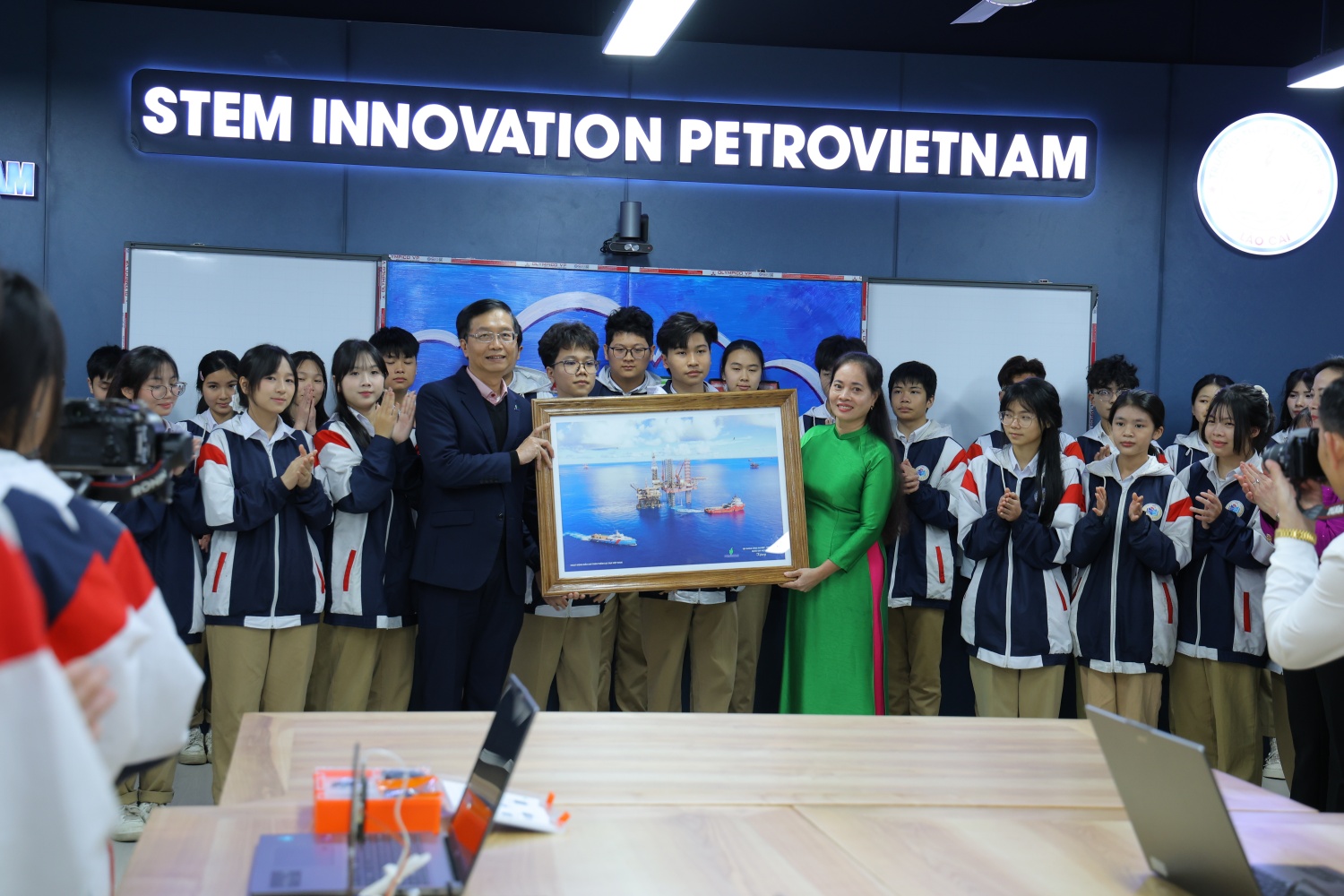 Phó Thủ tướng Phạm Thị Thanh Trà thăm, động viên thầy trò Trường THPT Cam Đường (Lào Cai) Phòng STEM mở ra không gian tri thức rộng lớn cho học sinh vùng cao