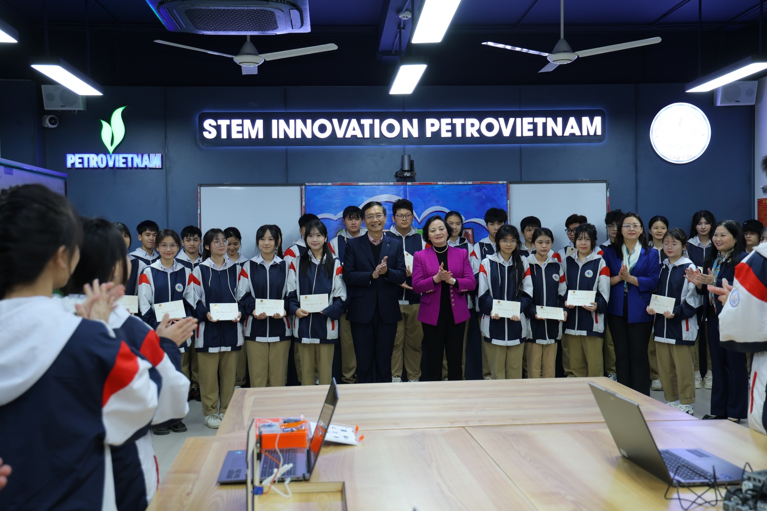 Phó Thủ tướng Phạm Thị Thanh Trà thăm, động viên thầy trò Trường THPT Cam Đường (Lào Cai) Phòng STEM mở ra không gian tri thức rộng lớn cho học sinh vùng cao