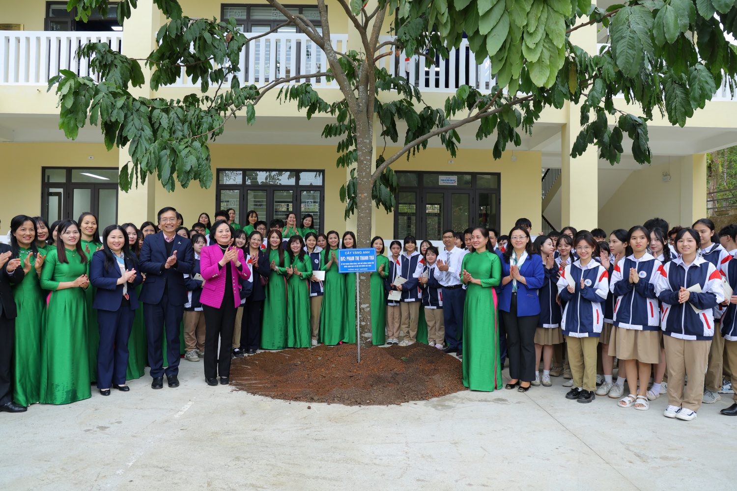 Phó Thủ tướng Phạm Thị Thanh Trà thăm, động viên thầy trò Trường THPT Cam Đường (Lào Cai) Phòng STEM mở ra không gian tri thức rộng lớn cho học sinh vùng cao