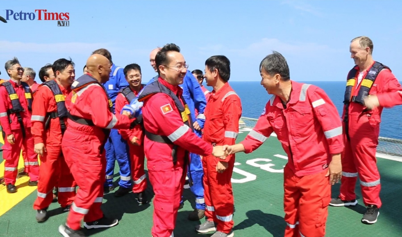 [VIDEO] Đoàn công tác PVEP thăm, động viên người lao động trên tàu FPSO ARMADA và giàn THOR