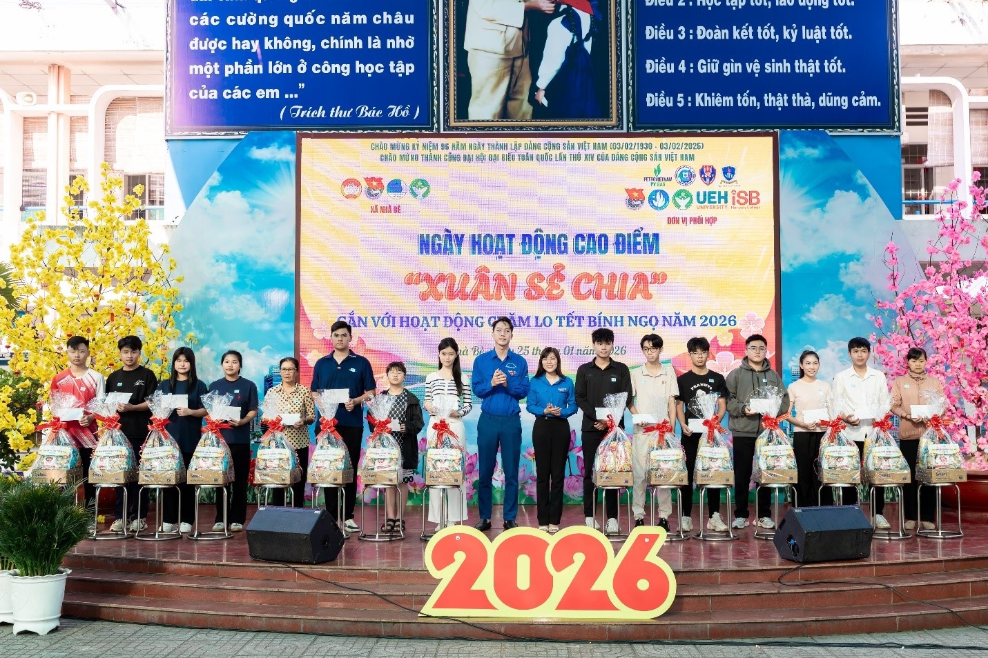 Những phần quà ý nghĩa được gửi trao đến các hộ gia đình khó khăn, gia đình chính sách và các em học sinh hiếu học trên địa bàn xã Những phần quà ý nghĩa được gửi trao đến các hộ gia đình khó khăn, gia đình chính sách và các em học sinh hiếu học trên địa bàn xã