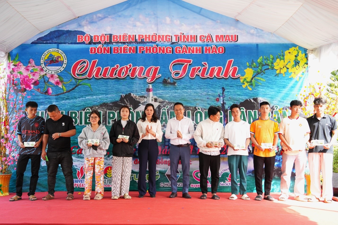 Đại diện lãnh đạo KTN trao quà tết tại địa bàn Đại diện lãnh đạo KTN trao quà tết tại địa bàn