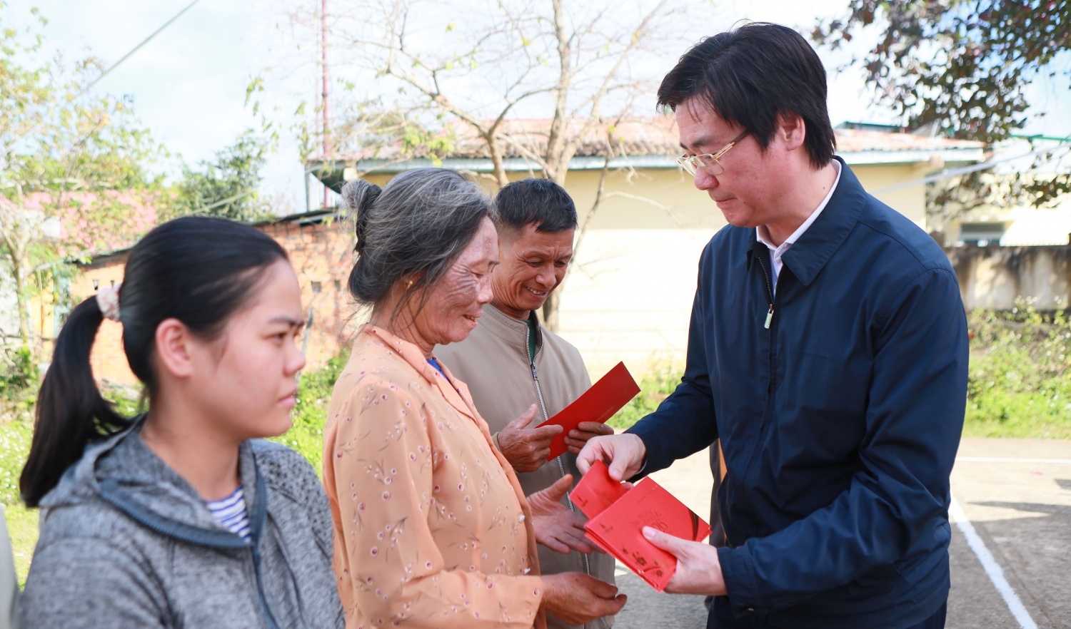 Mang nghĩa tình “Người Petrovietnam” đến với bà con vùng bão lũ tỉnh Đắk Lắk