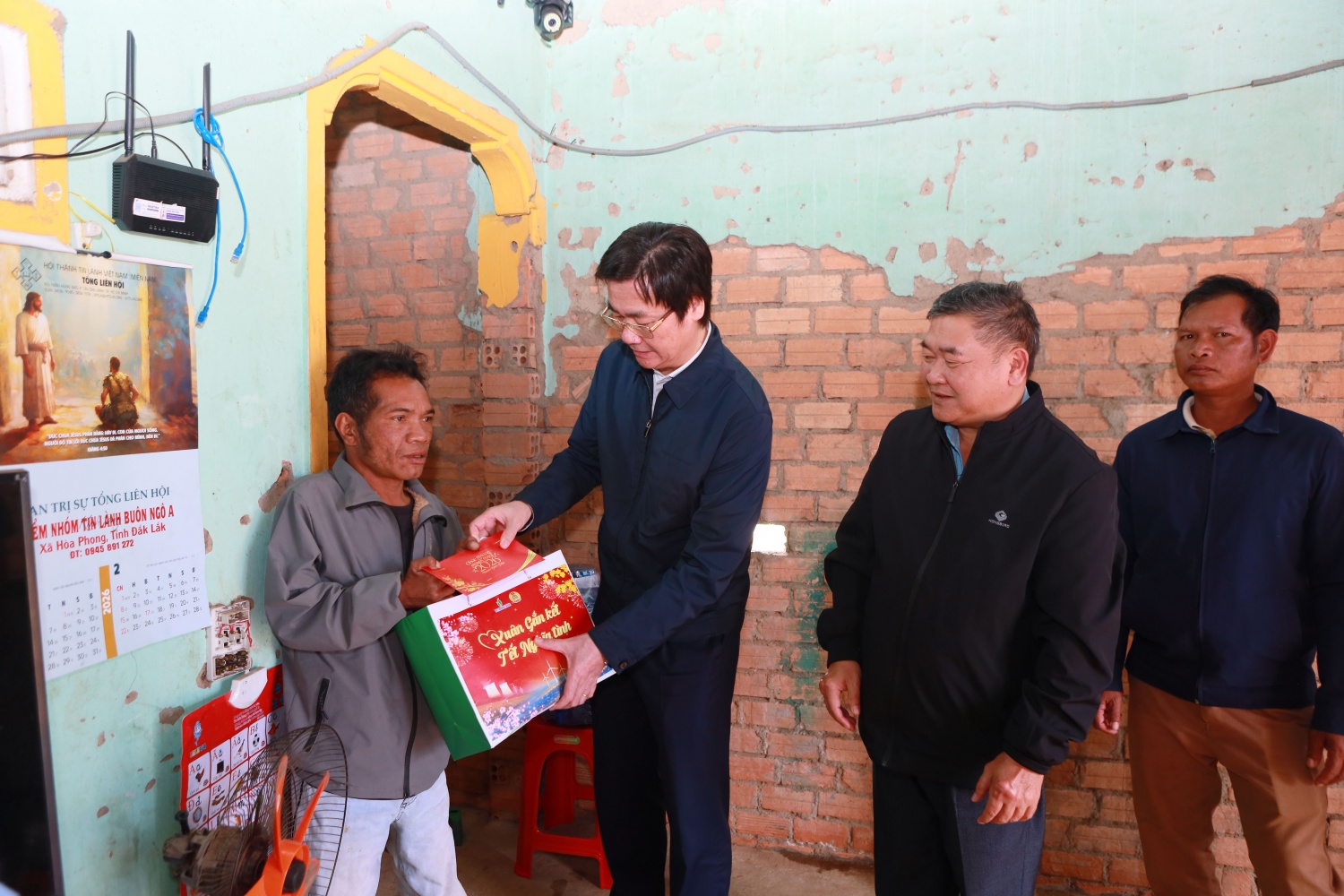 Mang nghĩa tình “Người Petrovietnam” đến với bà con vùng bão lũ tỉnh Đắk Lắk Mang nghĩa tình “Người Petrovietnam” đến với bà con vùng bão lũ tỉnh Đắk Lắk