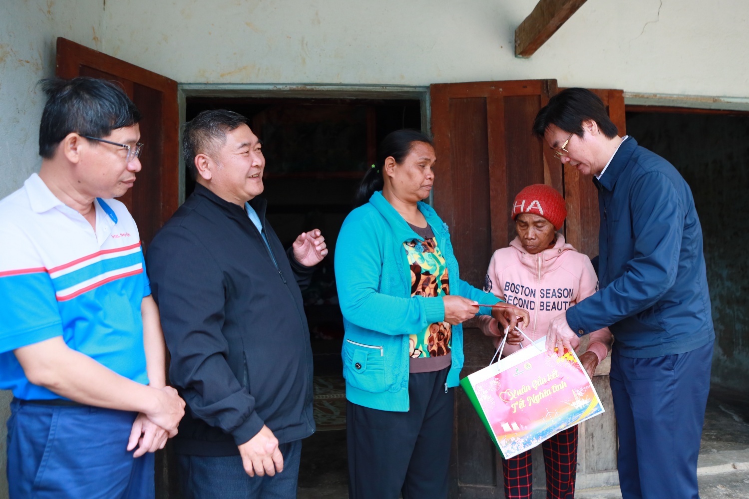 Mang nghĩa tình “Người Petrovietnam” đến với bà con vùng bão lũ tỉnh Đắk Lắk Mang nghĩa tình “Người Petrovietnam” đến với bà con vùng bão lũ tỉnh Đắk Lắk