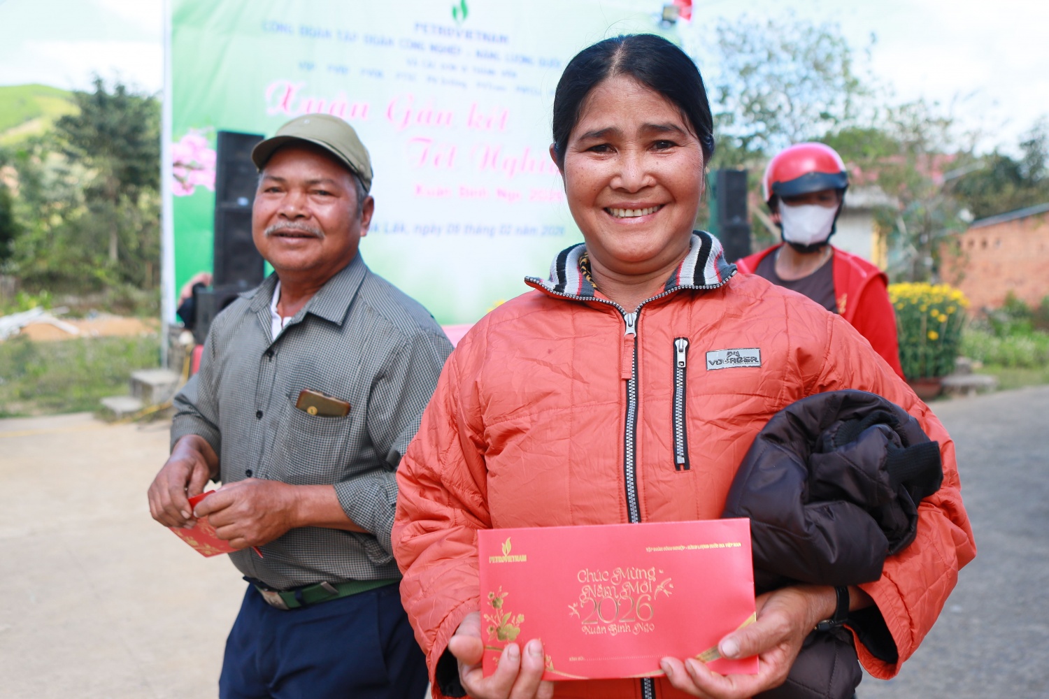 Mang nghĩa tình “Người Petrovietnam” đến với bà con vùng bão lũ tỉnh Đắk Lắk Mang nghĩa tình “Người Petrovietnam” đến với bà con vùng bão lũ tỉnh Đắk Lắk