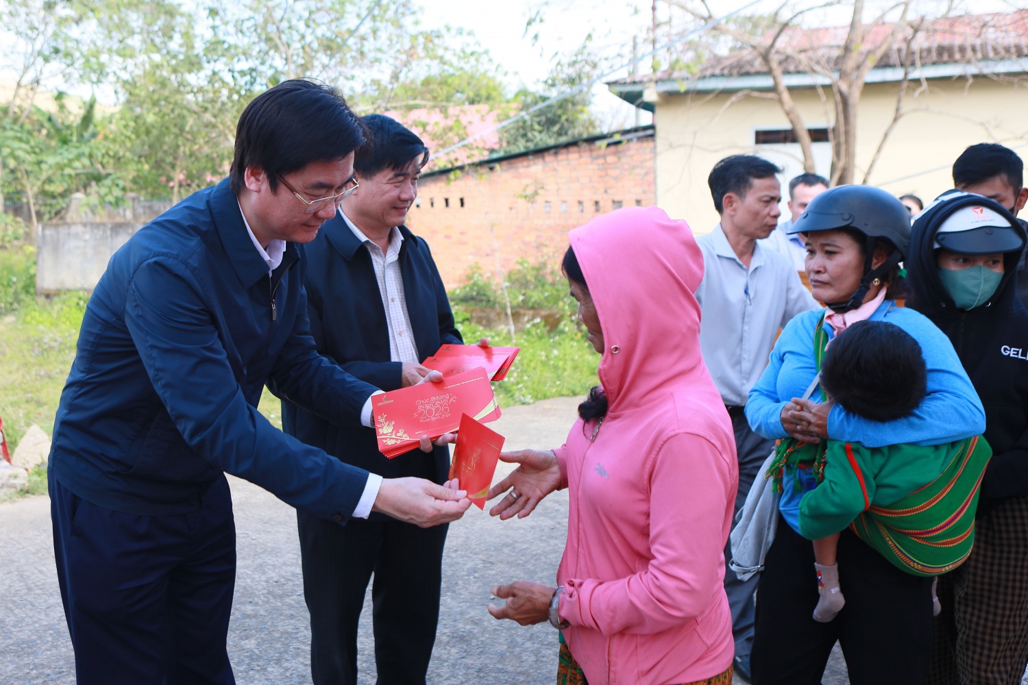 Mang nghĩa tình “Người Petrovietnam” đến với bà con vùng bão lũ tỉnh Đắk Lắk Mang nghĩa tình “Người Petrovietnam” đến với bà con vùng bão lũ tỉnh Đắk Lắk