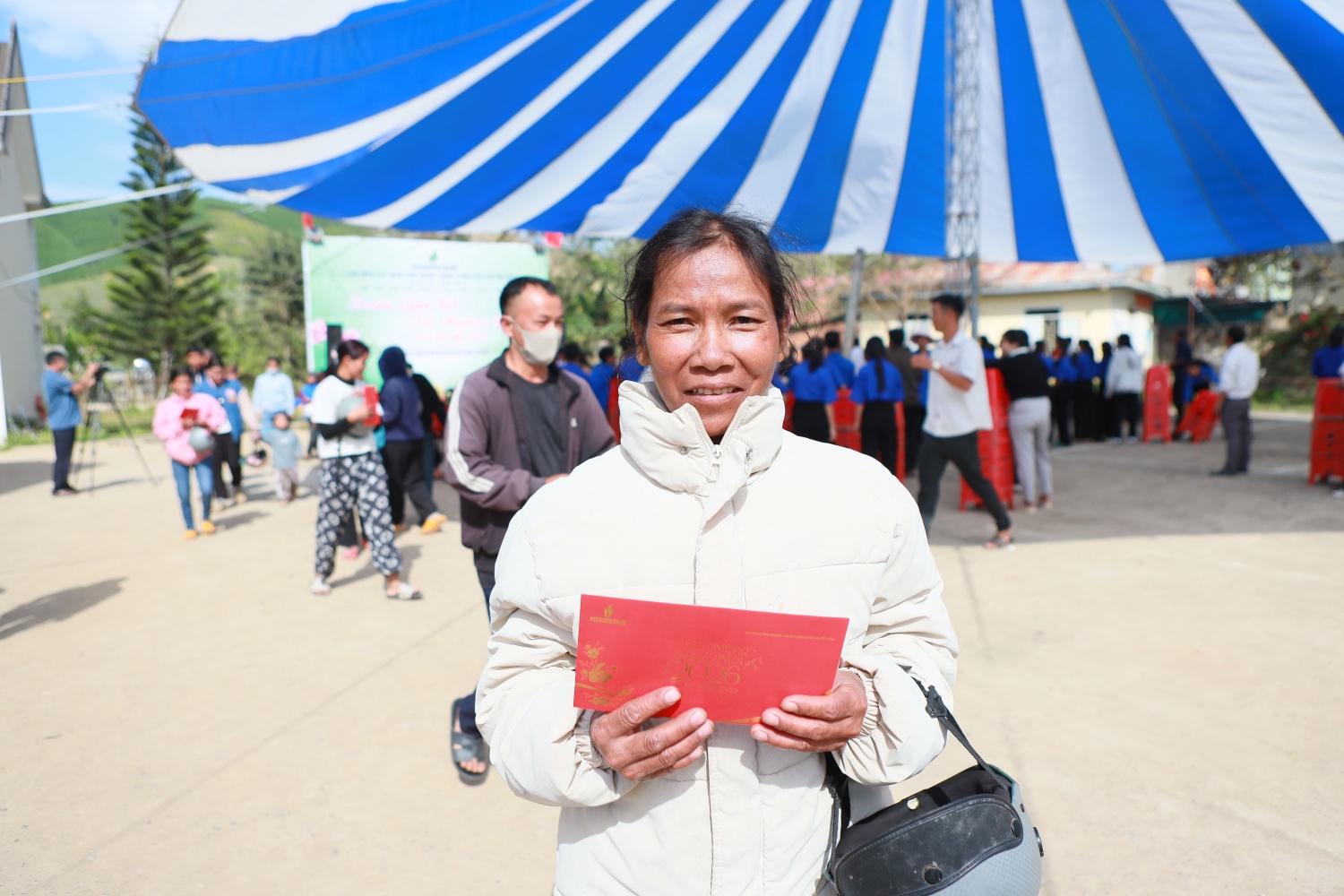 Mang nghĩa tình “Người Petrovietnam” đến với bà con vùng bão lũ tỉnh Đắk Lắk Mang nghĩa tình “Người Petrovietnam” đến với bà con vùng bão lũ tỉnh Đắk Lắk