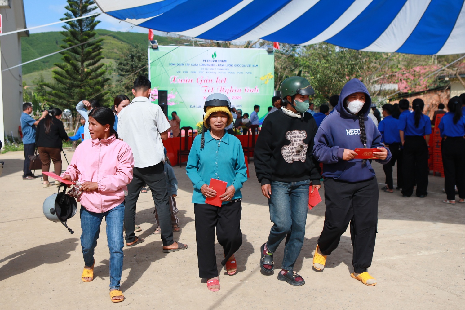 Mang nghĩa tình “Người Petrovietnam” đến với bà con vùng bão lũ tỉnh Đắk Lắk Mang nghĩa tình “Người Petrovietnam” đến với bà con vùng bão lũ tỉnh Đắk Lắk