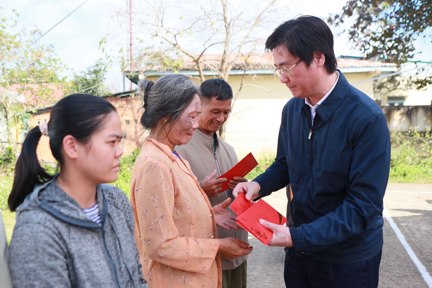 Mang nghĩa tình “Người Petrovietnam” đến với bà con vùng bão lũ tỉnh Đắk Lắk Mang nghĩa tình “Người Petrovietnam” đến với bà con vùng bão lũ tỉnh Đắk Lắk