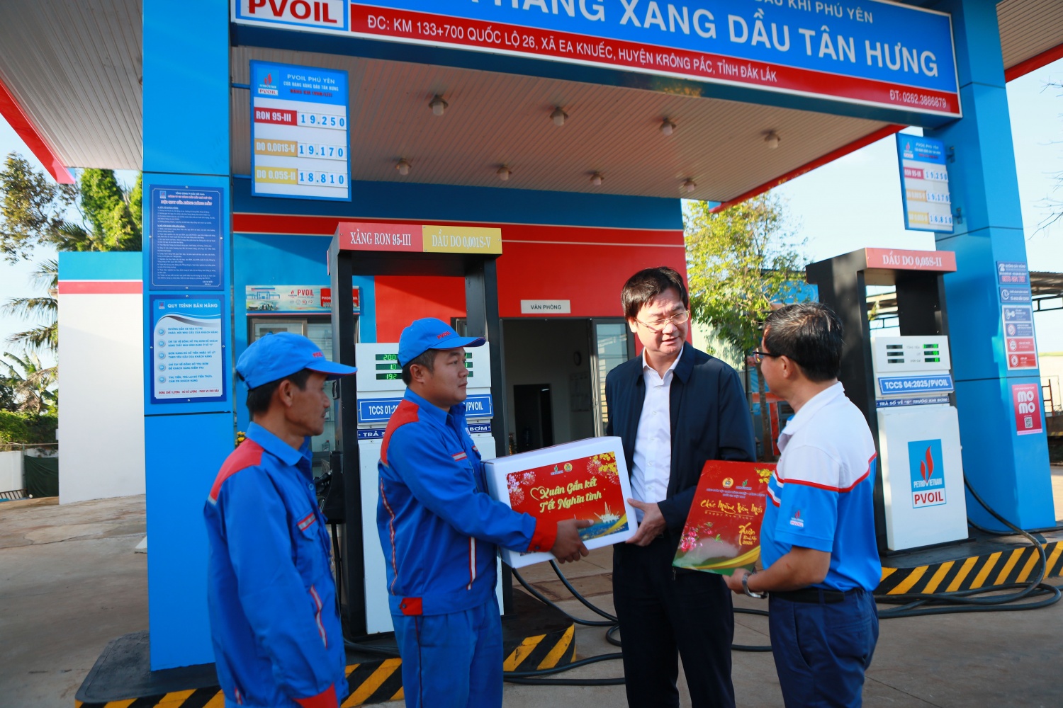 Mang nghĩa tình “Người Petrovietnam” đến với bà con vùng bão lũ tỉnh Đắk Lắk Mang nghĩa tình “Người Petrovietnam” đến với bà con vùng bão lũ tỉnh Đắk Lắk