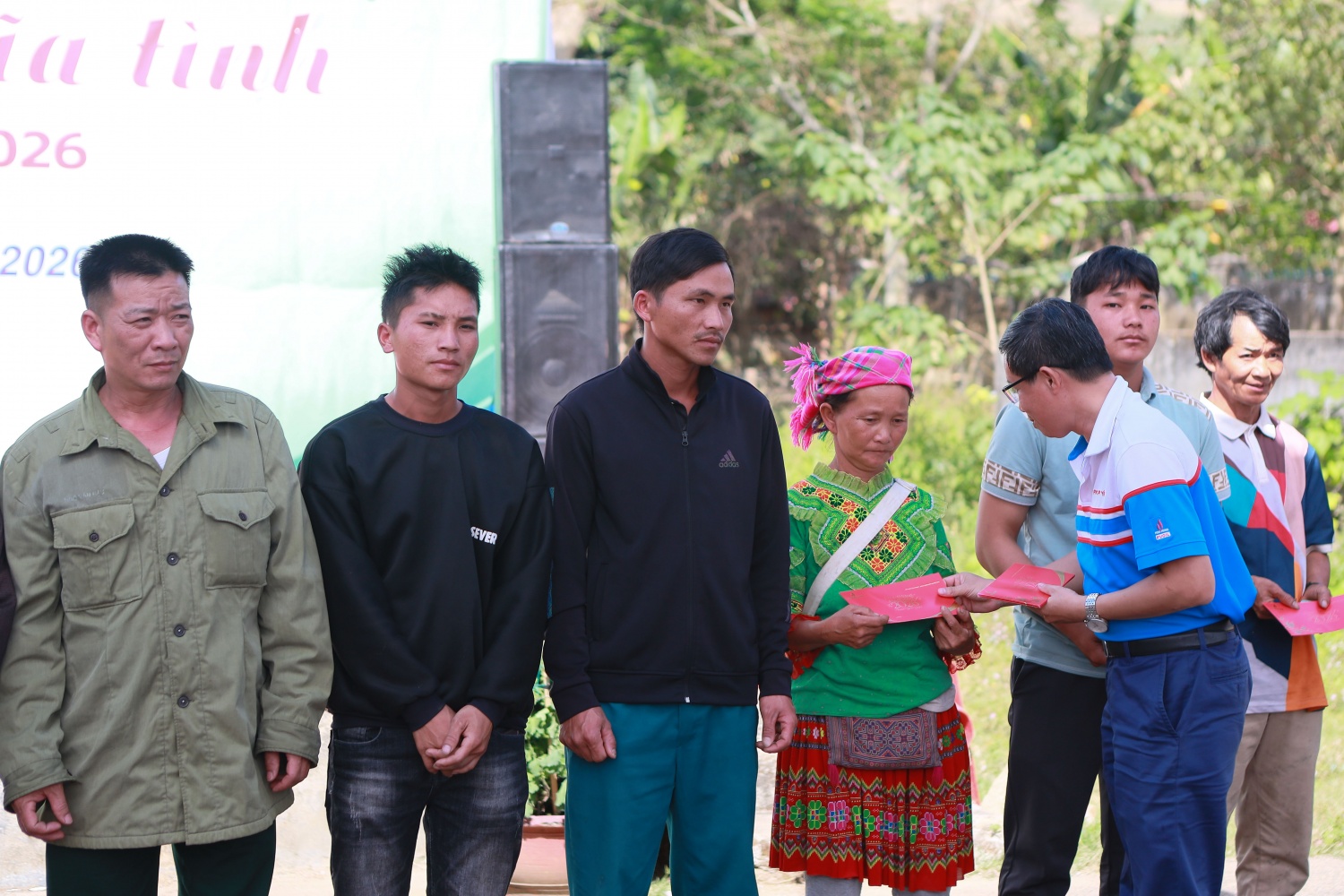 Mang nghĩa tình “Người Petrovietnam” đến với bà con vùng bão lũ tỉnh Đắk Lắk Mang nghĩa tình “Người Petrovietnam” đến với bà con vùng bão lũ tỉnh Đắk Lắk