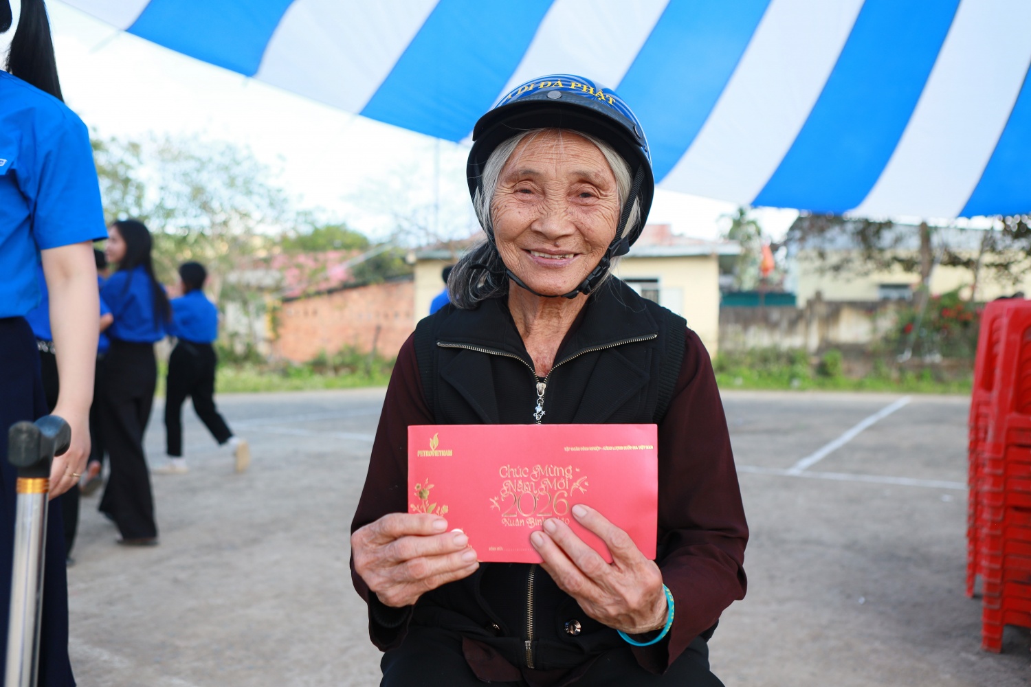 Mang nghĩa tình “Người Petrovietnam” đến với bà con vùng bão lũ tỉnh Đắk Lắk Mang nghĩa tình “Người Petrovietnam” đến với bà con vùng bão lũ tỉnh Đắk Lắk