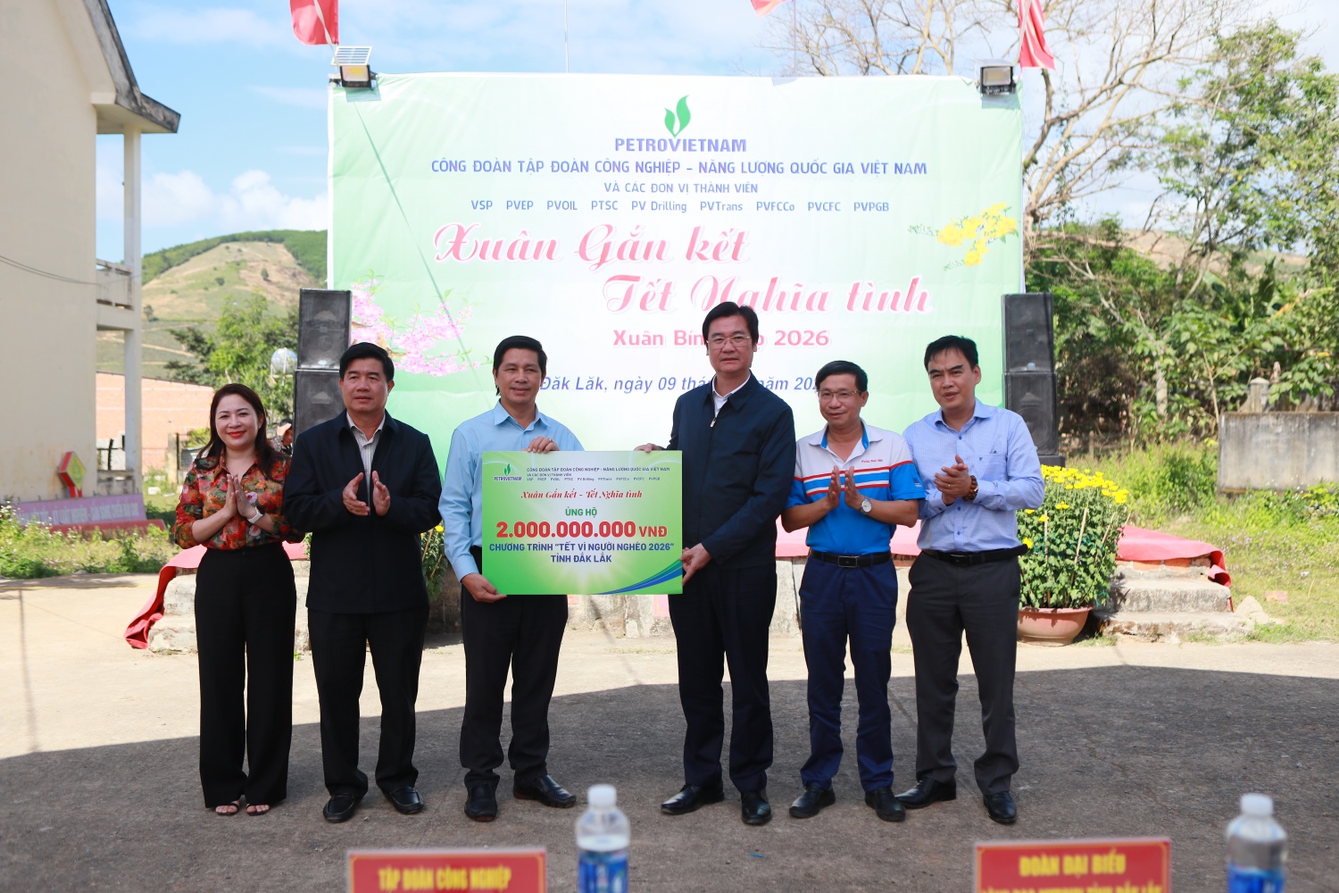 Mang nghĩa tình “Người Petrovietnam” đến với bà con vùng bão lũ tỉnh Đắk Lắk Mang nghĩa tình “Người Petrovietnam” đến với bà con vùng bão lũ tỉnh Đắk Lắk