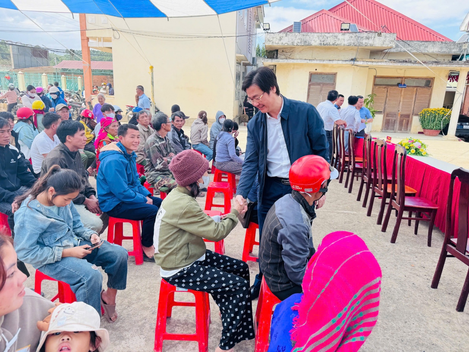 Mang nghĩa tình “Người Petrovietnam” đến với bà con vùng bão lũ tỉnh Đắk Lắk Mang nghĩa tình “Người Petrovietnam” đến với bà con vùng bão lũ tỉnh Đắk Lắk