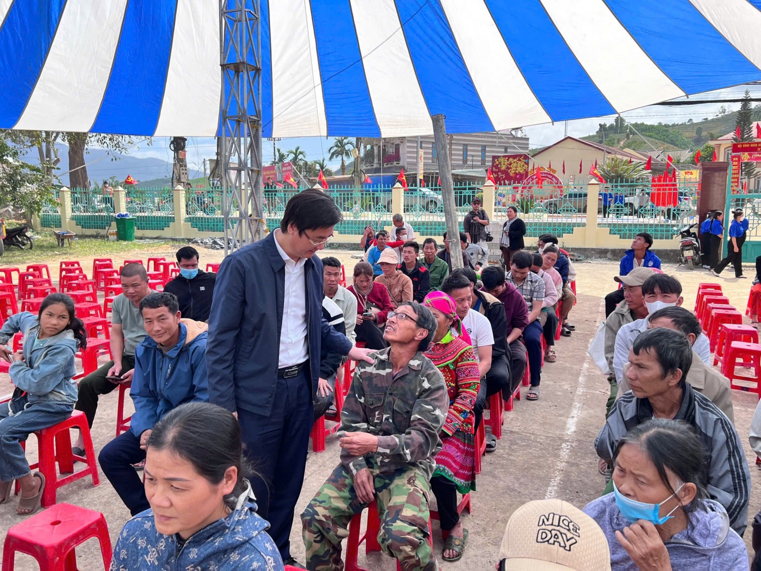 Mang nghĩa tình “Người Petrovietnam” đến với bà con vùng bão lũ tỉnh Đắk Lắk Mang nghĩa tình “Người Petrovietnam” đến với bà con vùng bão lũ tỉnh Đắk Lắk