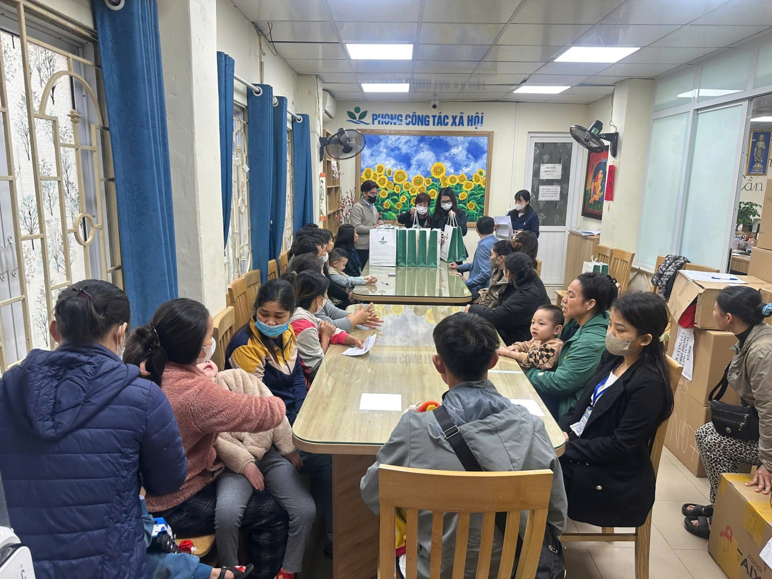 Đoàn công tác Công đoàn và Đoàn Thanh niên PVNDB trao quà, thăm hỏi và động viên các gia đình bệnh nhi có hoàn cảnh khó khăn tại Bệnh viện Nhi Trung ương.