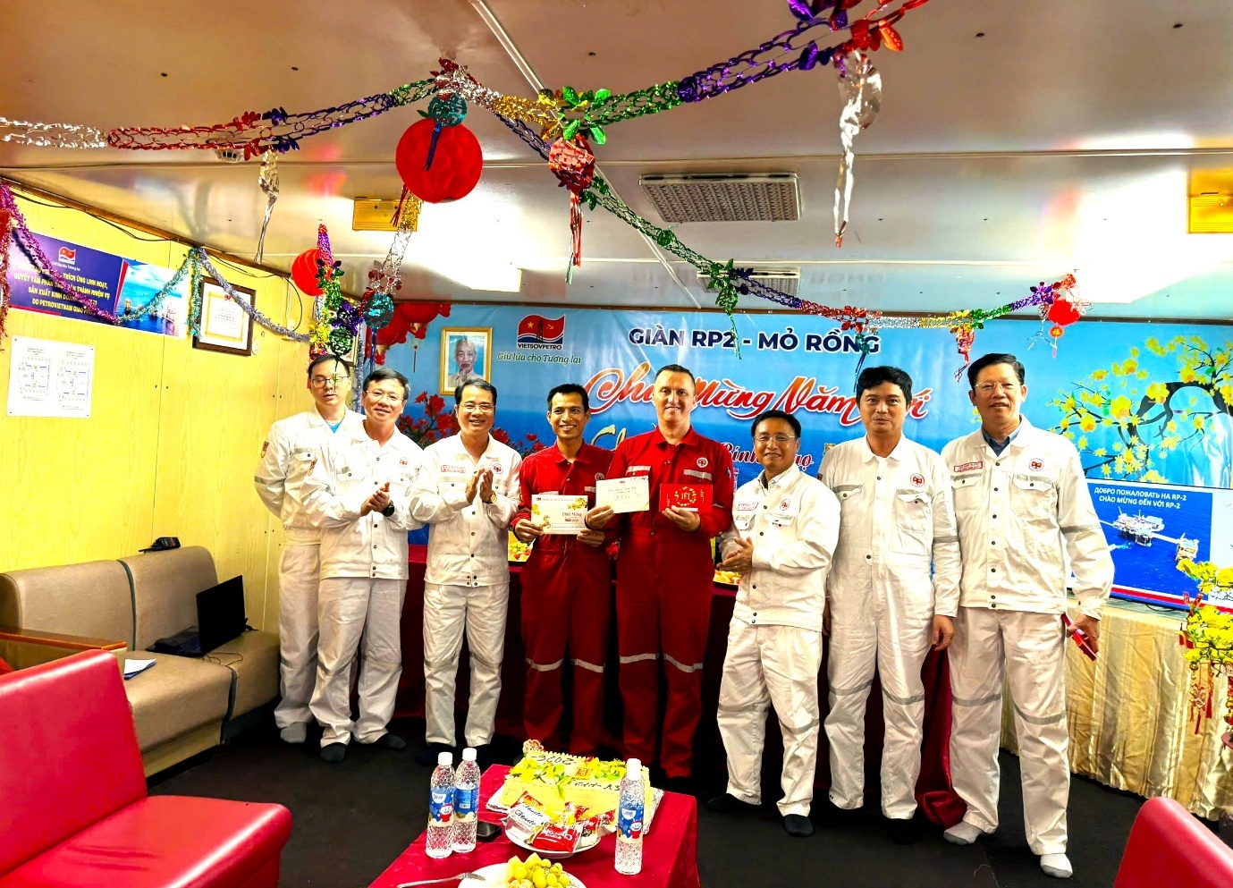 Đoàn Công tác của Lãnh đạo Vietsovpetro thăm và chúc tết CBCNV-NLĐ giàn RP2, mỏ Rồng