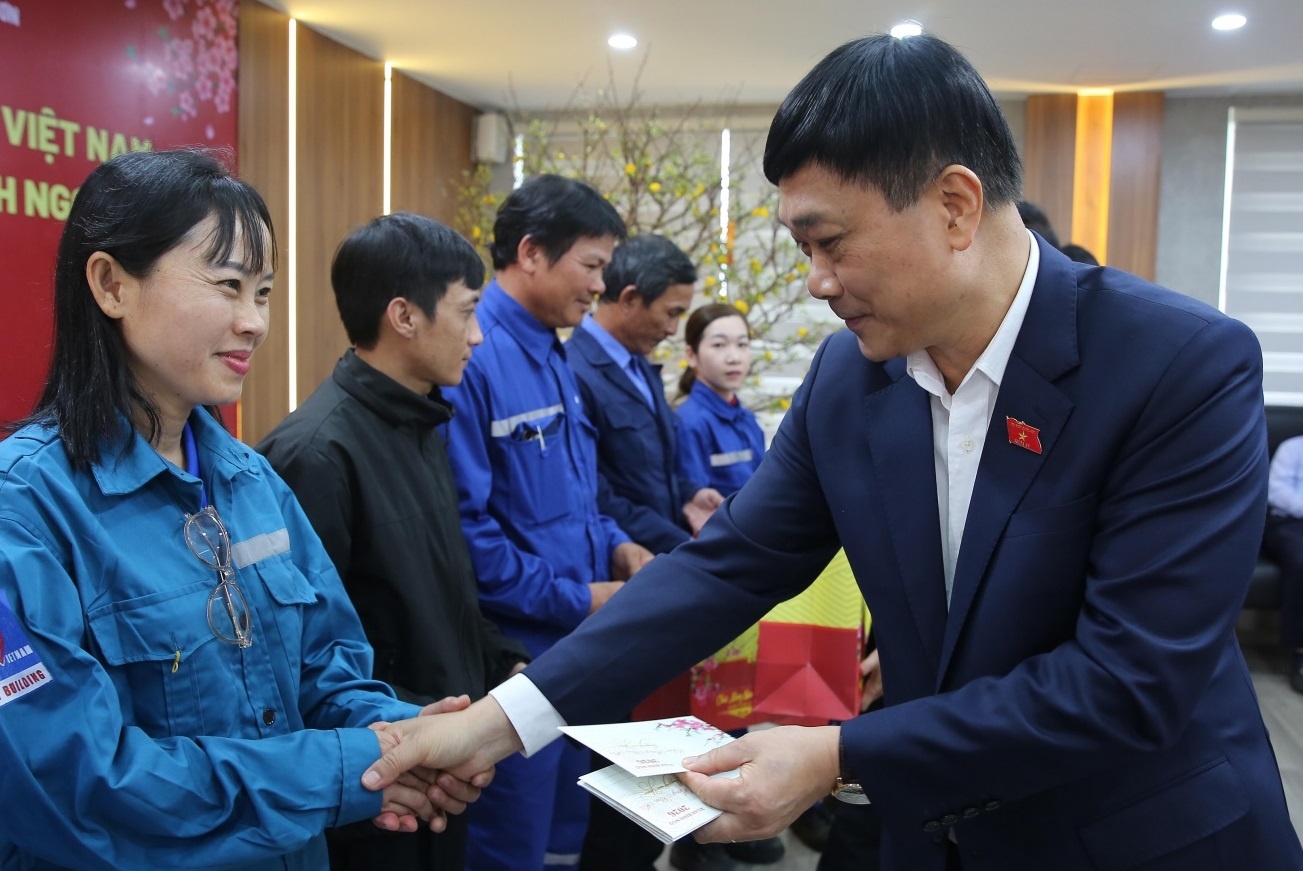 Phó Chủ tịch Quốc hội Vũ Hồng Thanh chúc Tết và tặng quà người lao động BSR